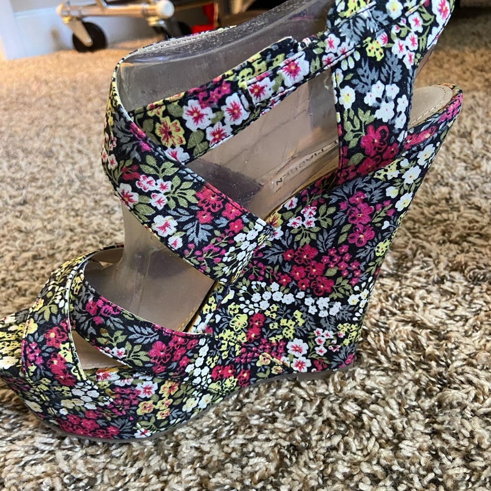 Steve Madden fabric floral wedges